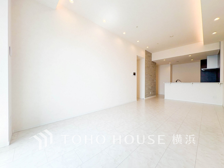 白を基調とした明るく広々としたリビング。対面キッチンで家族の会話が弾む快適な空間です。