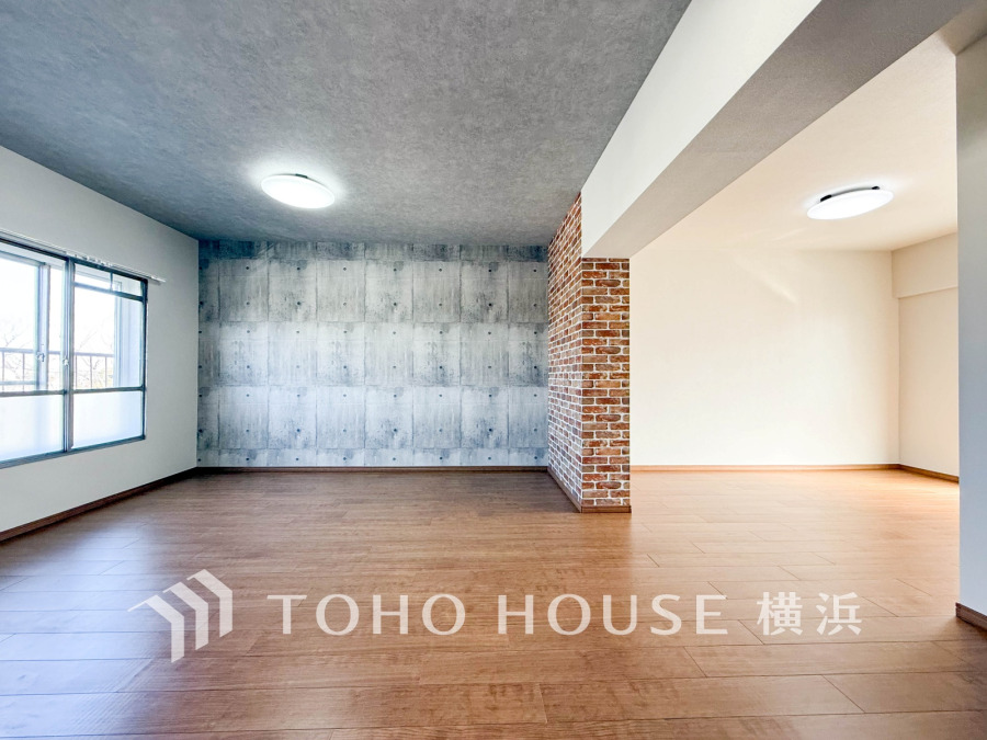 ここにはみんなが集い、食事と楽しい会話が始まる。話に夢中になりすぎて、ついつい時を忘れてしまう。そんな束の間の幸せを感じさせてくれる場所。