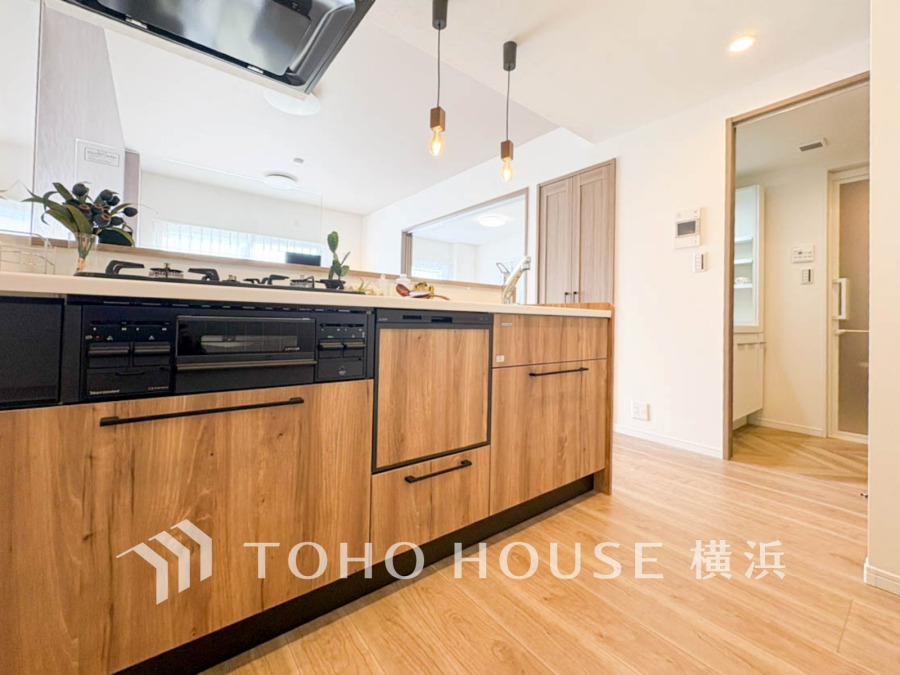 広く取られた対面キッチンは、リビングで寛ぐご家族と会話をしながらお料理が出来ます。高級感のあるカラーで空間をより上質な雰囲気にした、清潔感のあるデザインです。