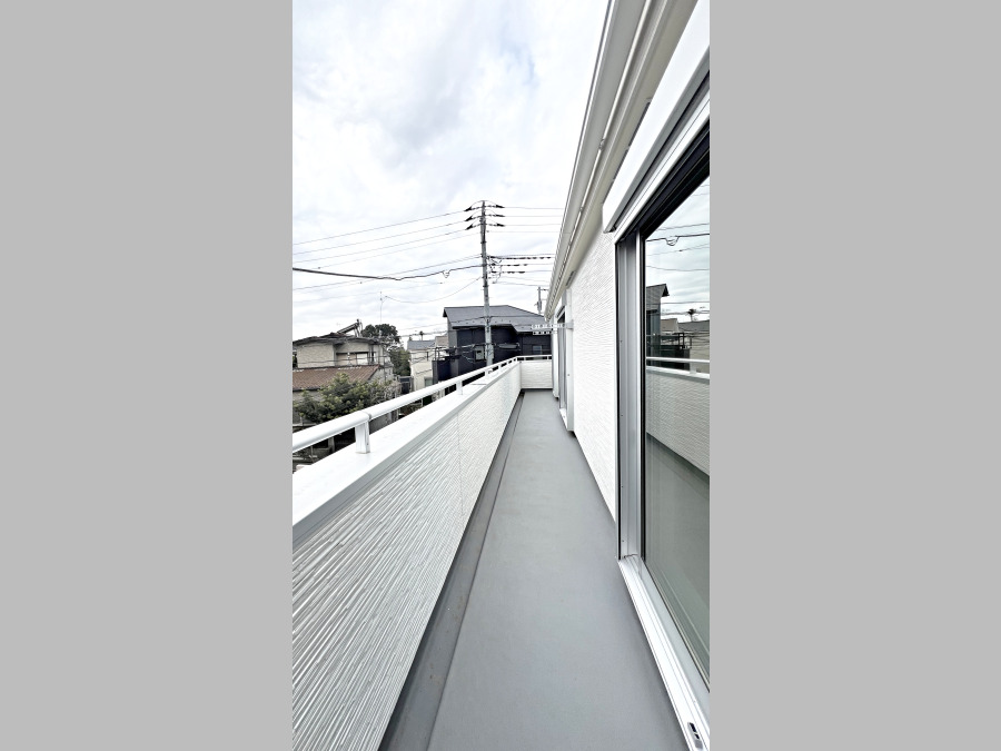 開放感いっぱいの眺望と共に光と風を享受するバルコニー。緑豊かな景観を眺めることができます。