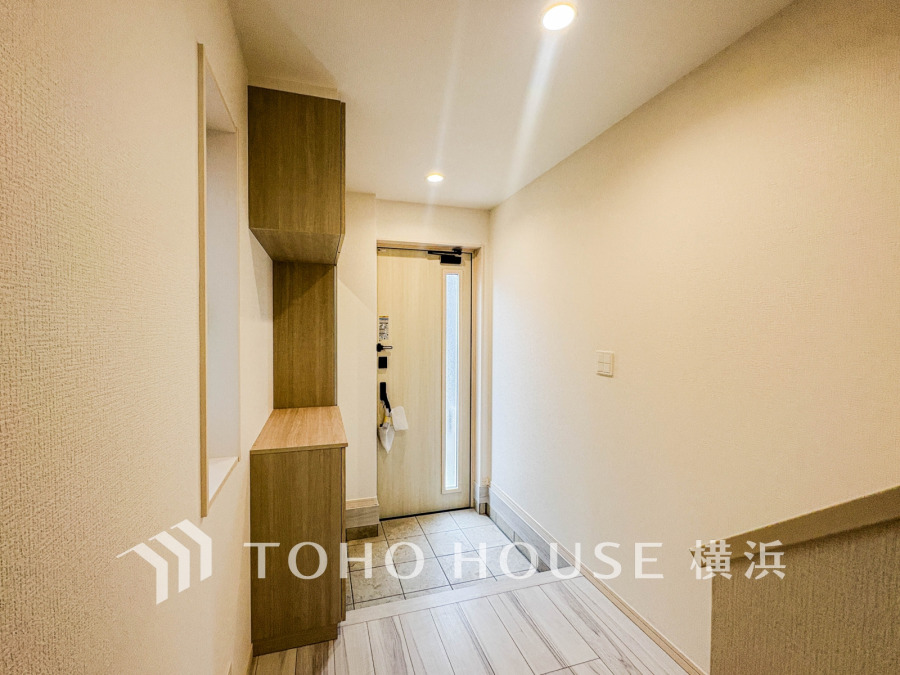 明るく清潔感ある玄関は、大容量の収納でスッキリ片付く快適な空間設計です。