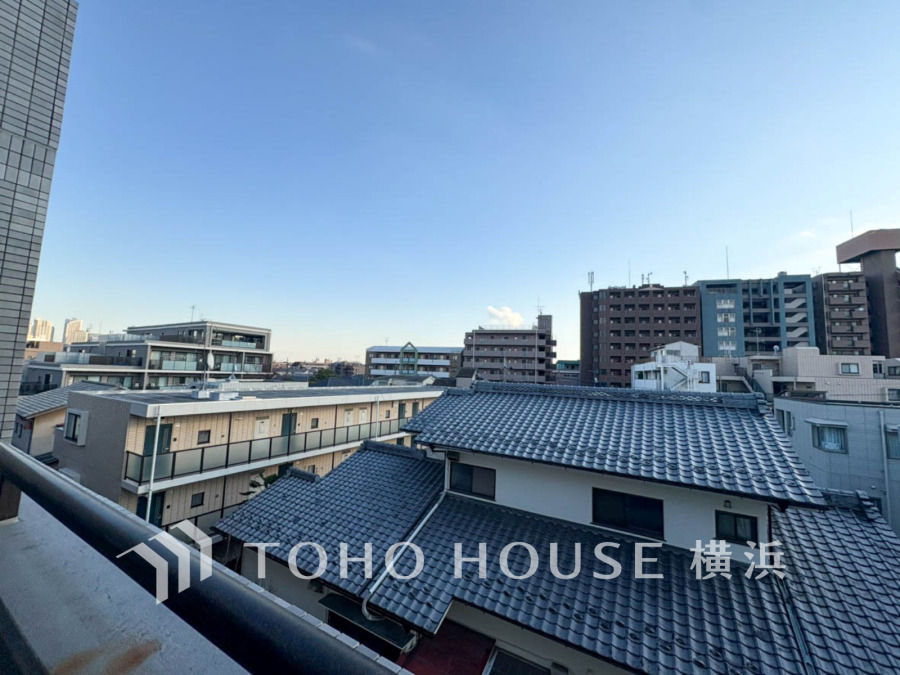 陽射しとともに、少しずつ装いを変える街の景観から、星空が地上に映りこむかのような夜景の煌きまで、この街ならではの美しい風景。