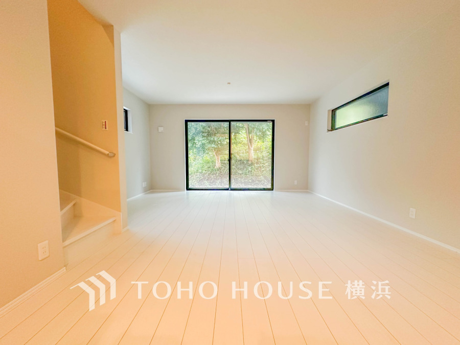 ここにはみんなが集い、食事と楽しい会話が始まる。話に夢中になりすぎて、ついつい時を忘れてしまう。そんな束の間の幸せを感じさせてくれる場所。