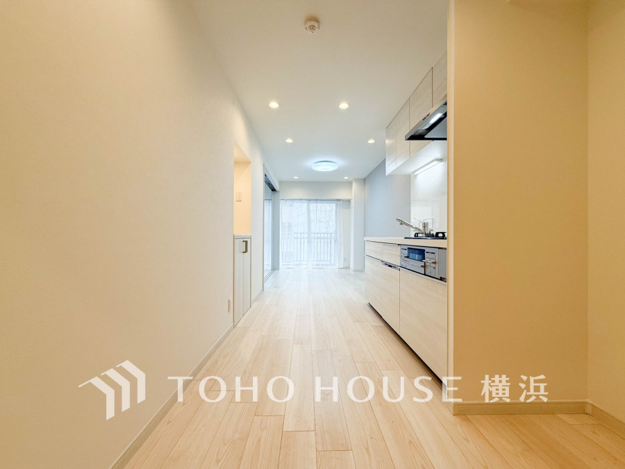 明るく開放的な空間が広がるLDK。室内には豊かな陽光が注ぎ込み、爽やかな住空間を演出。ホームパーティーでもゲストと一緒に料理を楽しみながら楽しい時間を過ごせそう。