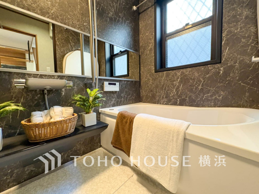 上質が感じられる質感とカラーリングで、清潔な空間美を実現。一日の疲れが癒される優雅なバスタイムを堪能できるゆとりあるバスルームです。