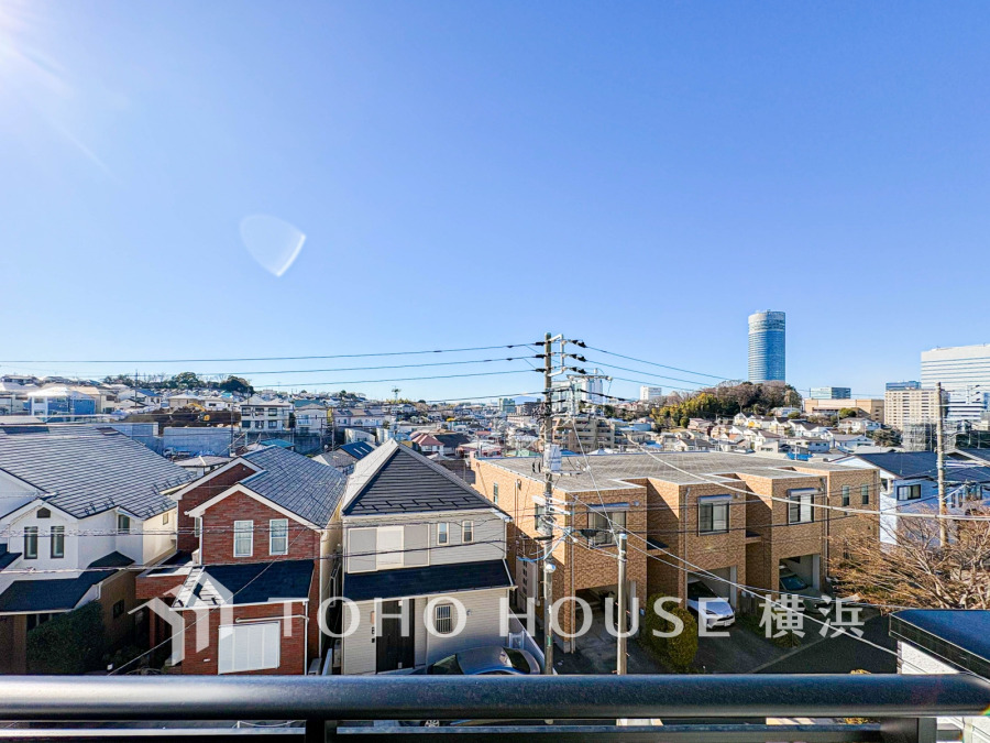 青空が広がる開放感あふれる眺望。閑静な住宅街が一望できる心地よい住環境です。