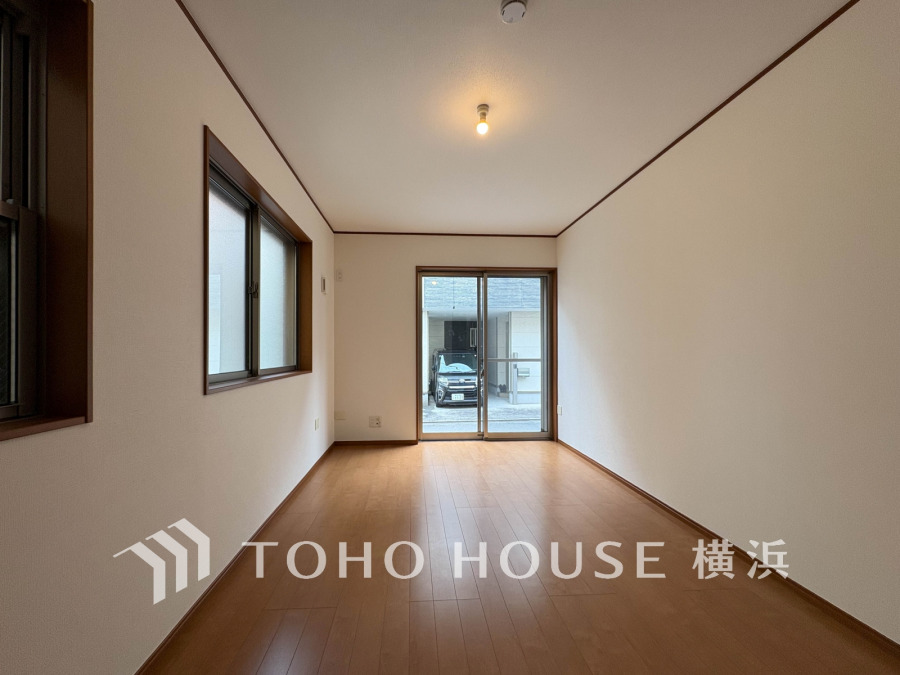 2面採光の明るい洋室です。プライベートな自分時間を快適に過ごせるお部屋です。