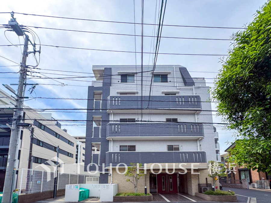 堂々たる趣ながら、主張し過ぎずどこか余裕を感じさせるシャープなフォルムで佇む邸宅は、晴天の空と照らし合わせる事で、本来あるべき完成形の姿を見せてくれます。