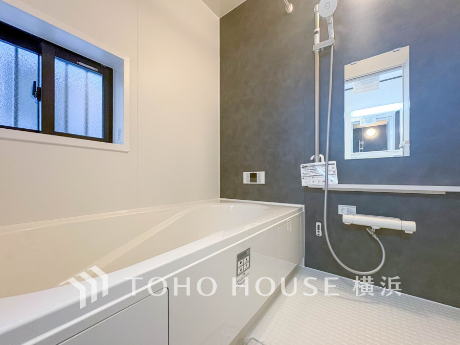 掃除のしやすさ・収納の便利さなど、おふろを使う人、お手入れする人、みんなにとっての「しあわせ性能」を追求したバスルームを採用いたしました。