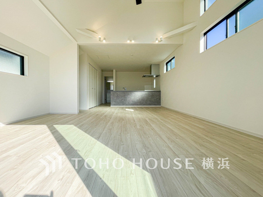ここにはみんなが集い、食事と楽しい会話が始まる。話に夢中になりすぎて、ついつい時を忘れてしまう。そんな束の間の幸せを感じさせてくれる場所。