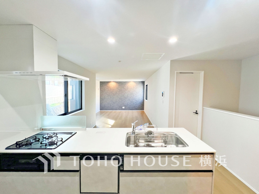 明るく開放的な空間が広がるLDK。室内には豊かな陽光が注ぎ込み、爽やかな住空間を演出。
