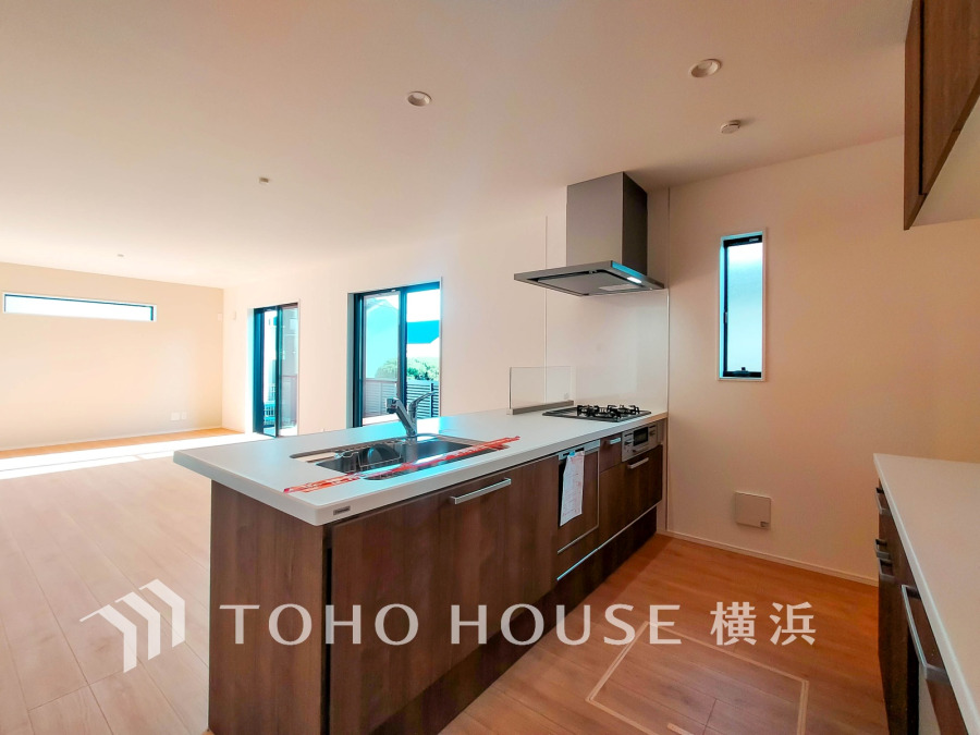 デザイン性だけでなく、機能性も高いシステムキッチンには食洗機を設置し、家事負担を軽減。背面には室内の雰囲気に合わせた大容量のカップボードを造作。