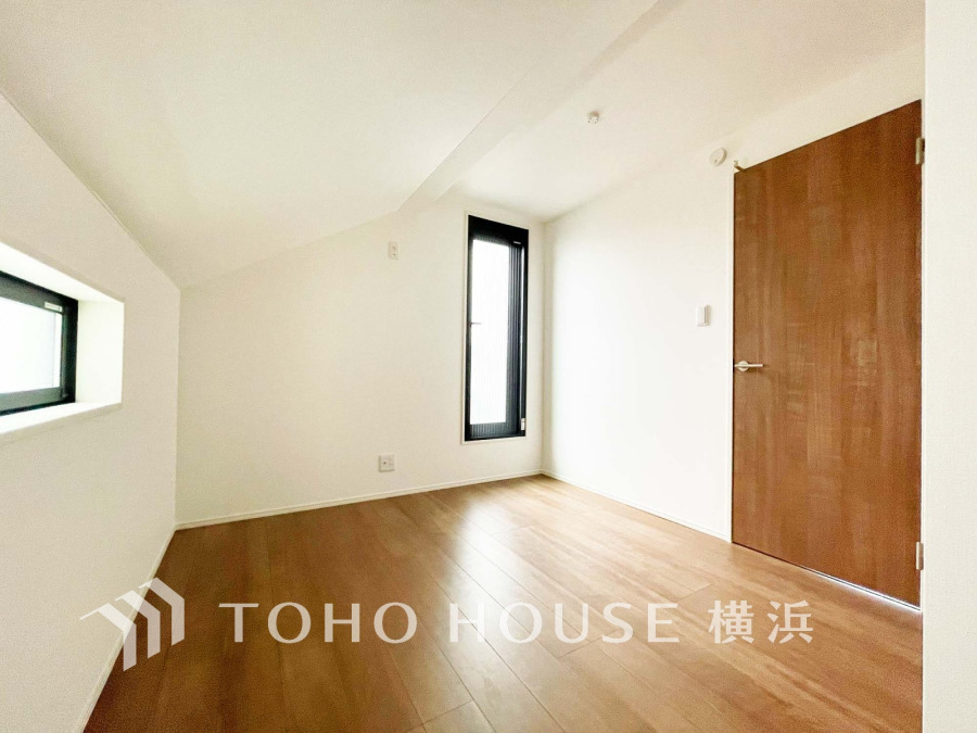 シンプルな内装と明るい空間で、自分らしい空間づくりを思い切り楽しめそうです。穏やかな陽射しが、ゆったりとした寛ぎの時間を包みます。