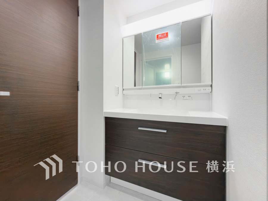 清潔感のあるプライベート空間は、身だしなみチェックや肌のお手入れに最適です。収納もあり、スッキリと見映えの良い空間に拵えました。時間に余裕とゆとりを持たせます。