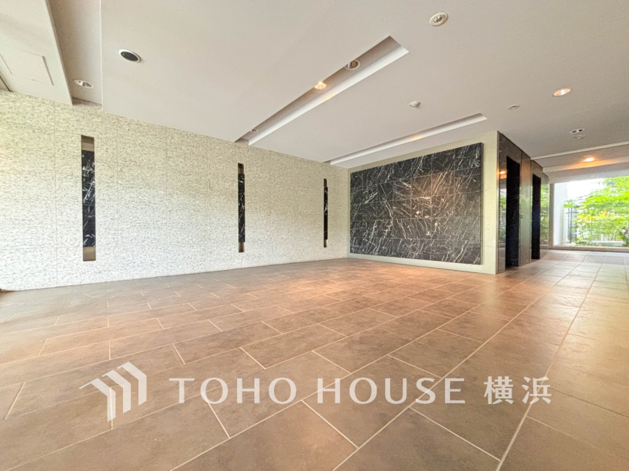 広々としたエントランススペース。柔らかな光溢れる開放的な空間です。
