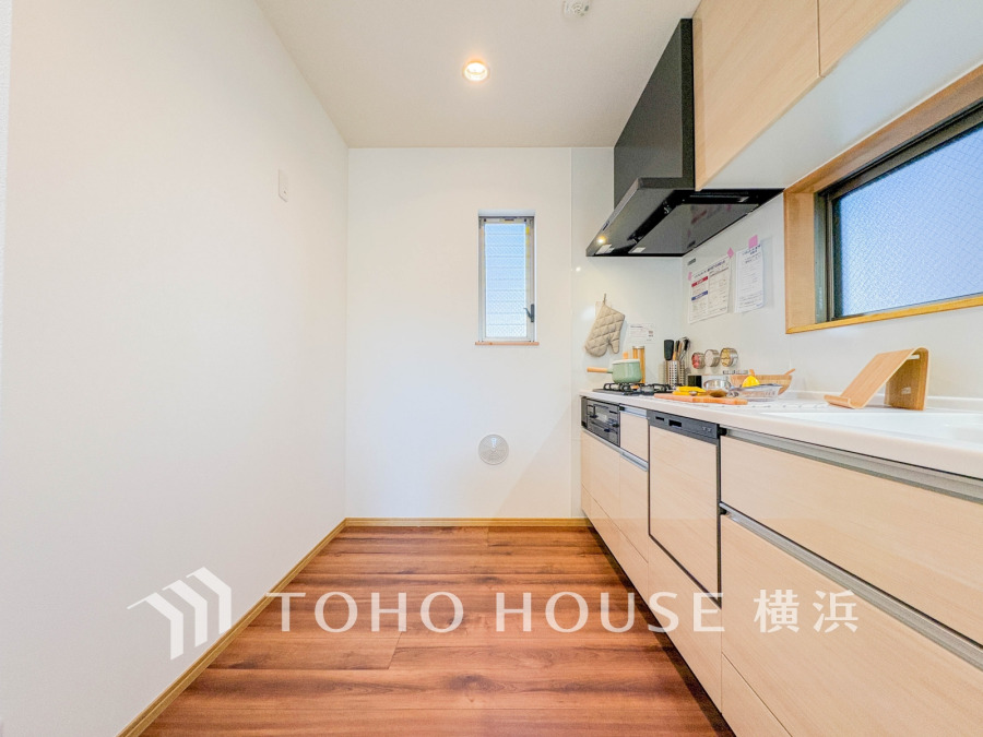 ご家族みんなで調理ができる位のスペースを実現したキッチン空間となっております。みんなで作った料理を召し上がりながらの会話は、どのような物になるのでしょうか。