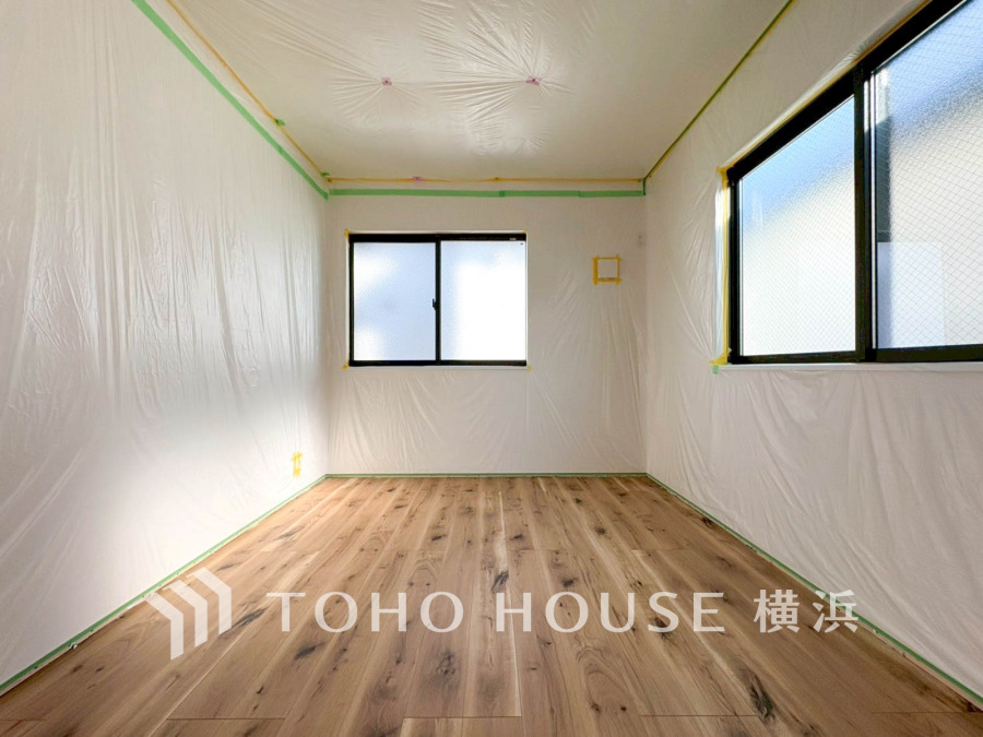 【2025年11月撮影】過ぎ行く時間をゆったりと感じることができる落ちついたプライベートルーム。リビングで楽しく過ごした後はゆっくり寛ぎの時間を満喫できます。静かな環境でリラックスタイムを愉しんで。