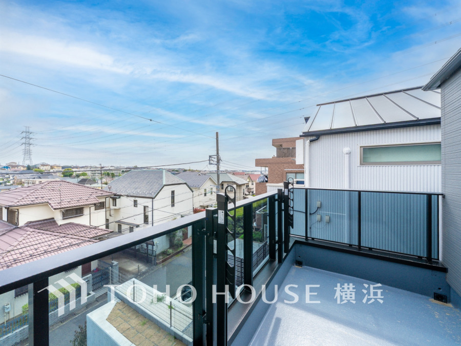 開放感があり、遮るものもなく気持ちのいい景色が広がります。お部屋にも爽やかな風と暖かく柔らかな日差しが差し込み、毎日の暮らしを豊かに彩ります。