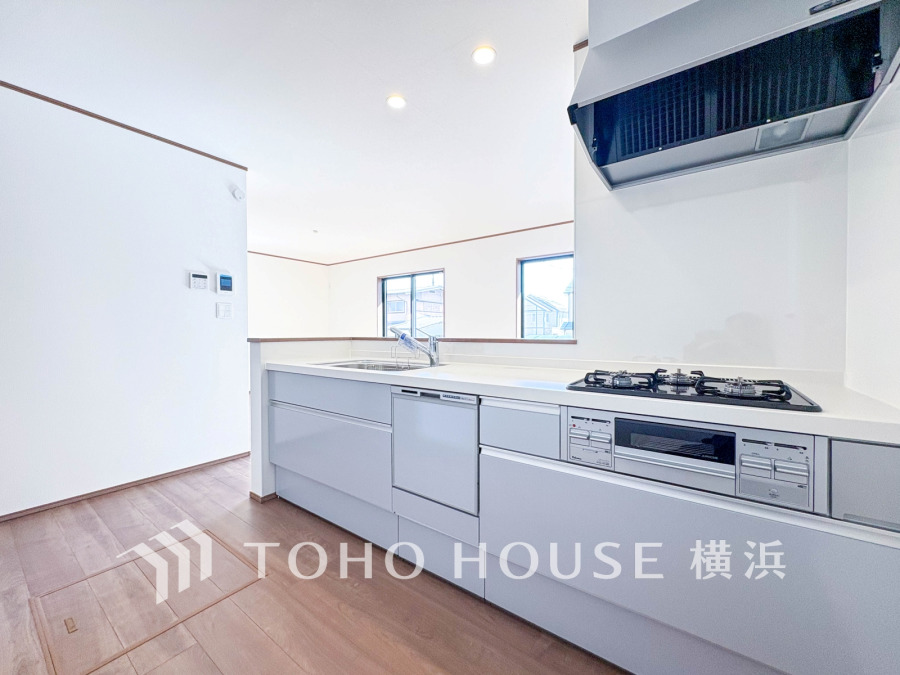 内装の主役でもあり、日常活躍する重要な水回りでもあるからこそ機能性・デザイン性に力を入れております。お手入れのしやすいシステムキッチンを採用しております。