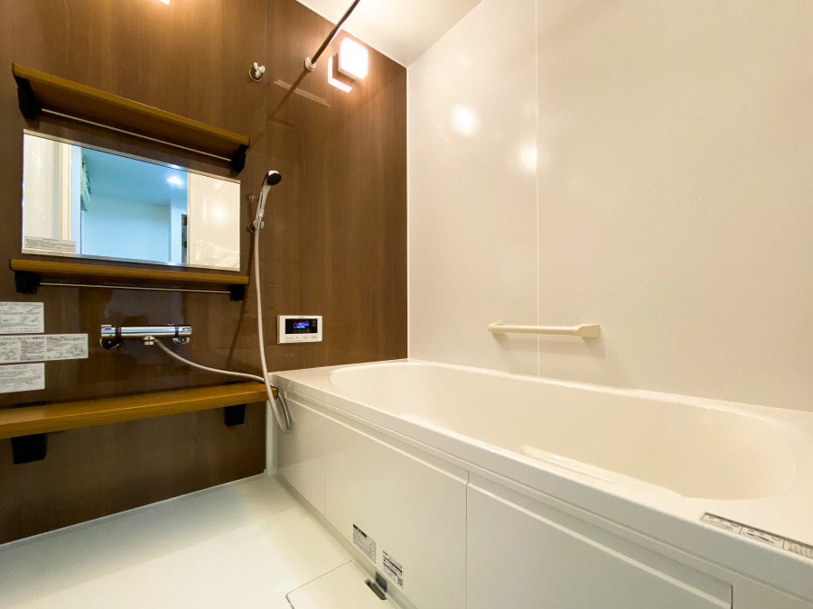 モダンデザインの空間が気持ちよさを高めてくれるバスルーム。すっきりとした清潔感の中に都会的なセンスが感じられ、心身をリフレッシュできる寛ぎを深めてくれるスペースです。