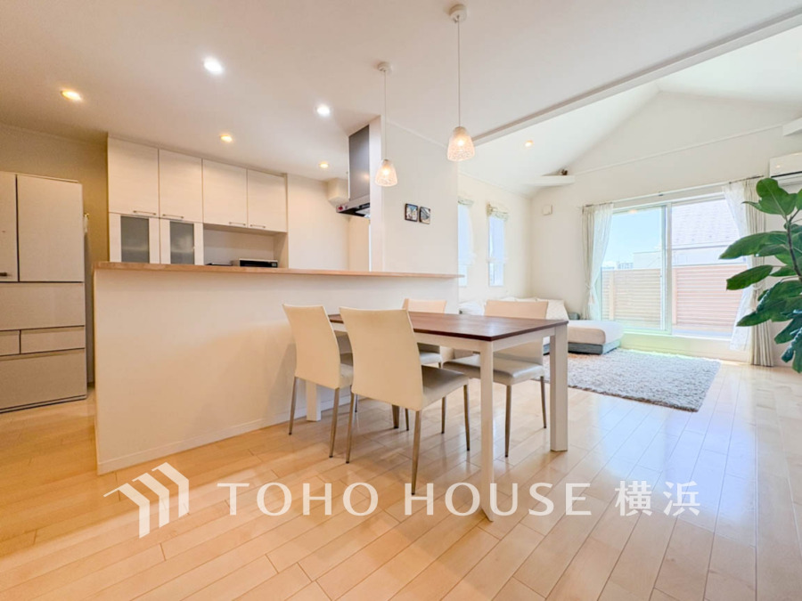 開放的な広さと３面採光がもたらす、光溢れ豊かな居住空間はこの住まいのクオリティを感じさせてくれます。豊かな時間が流れるこの場所に暮す喜び