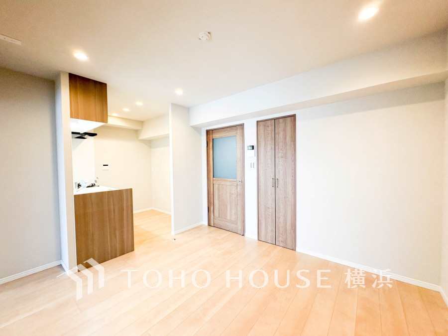 柔らかな色合いのフローリングと清潔感の溢れるクロスが明るい空間を創り出しています。