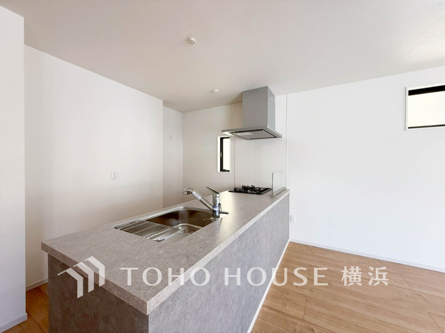 スタイリッシュなカウンターキッチン。明るい空間で家族との会話も楽しめる設計です。