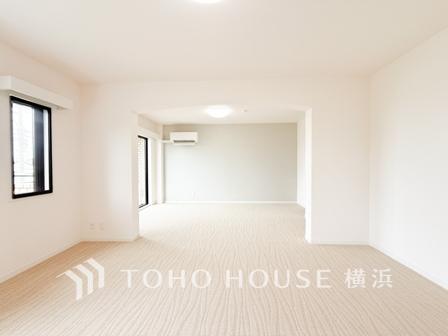 家族と過ごすひと時を溢れる光が優しく包み込むリビングダイニング。家族とともに、心穏やかに過ごすひととき。家族との時間、自分の時間を大切にできる空間がここにあります。