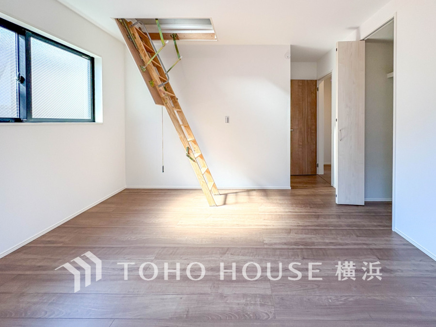 穏やかな風と陽光を導き、プライバシーに配慮された設計プランを採用し、居住性を一段と心地よいものにしています。明るく開放的な空間を演出しております。