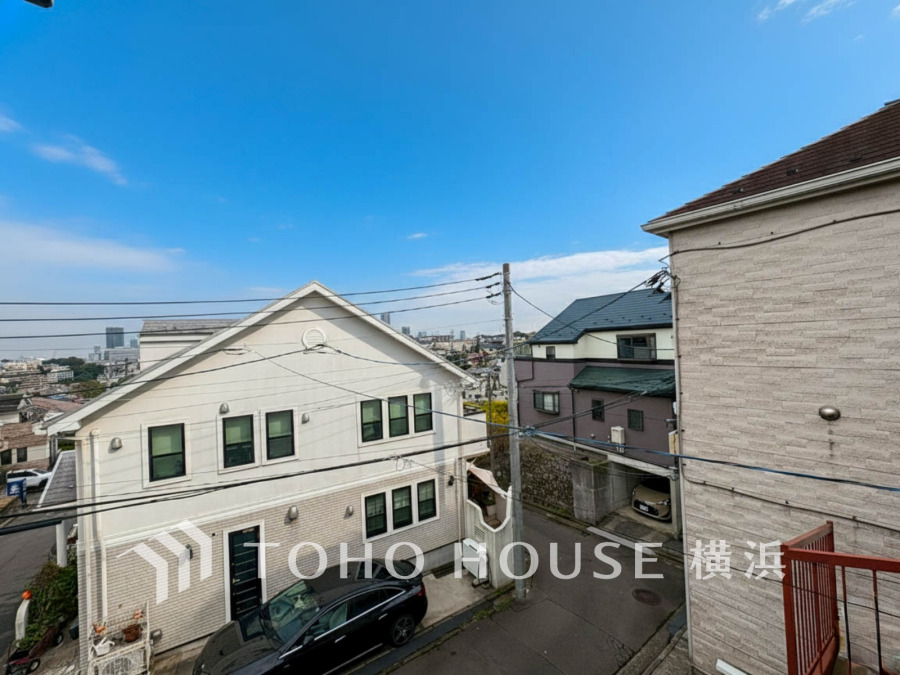 この開放感ある眺望と共に閑静な住宅街の季節感を演出する四季折々の変化を楽しめる心地よい場所となることでしょう。(2025年10月撮影)