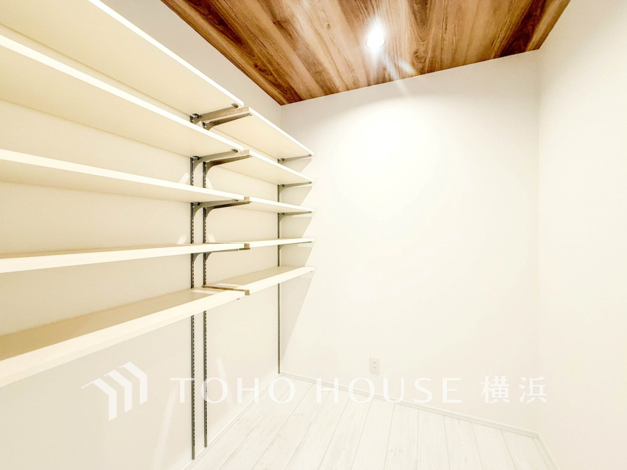 長期保存できる缶詰や調味料などの食品類の他、かさばるペーパーやラップ類をまとめて収納しておけます。キッチンまわりの掃除用具などを置くのにも便利ですね。