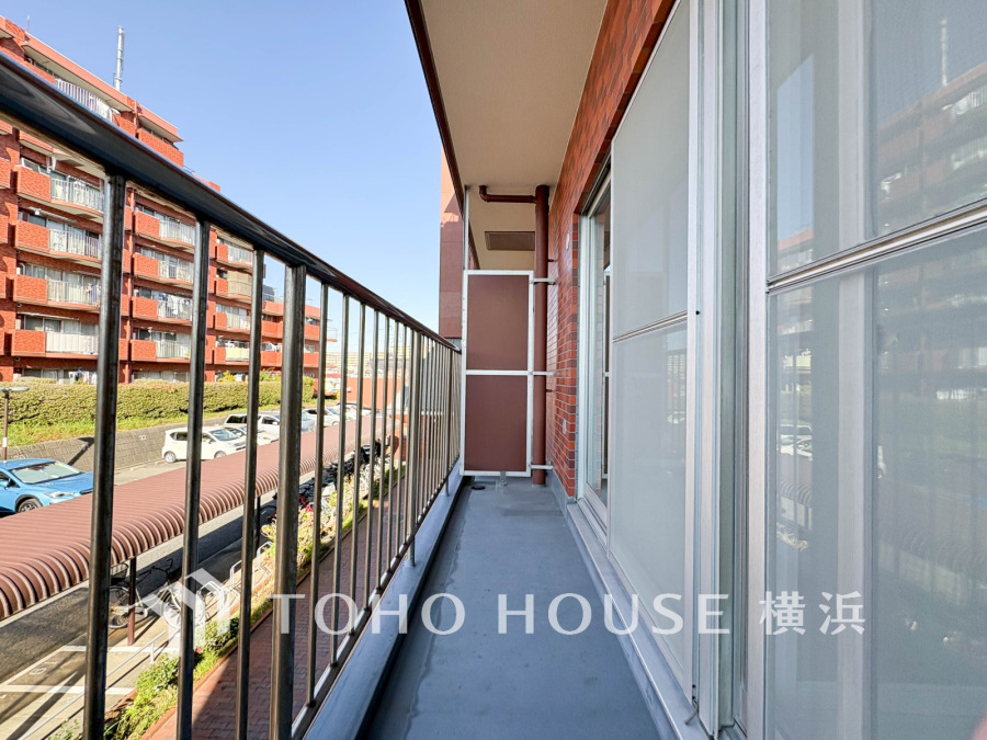 陽当たり良好で開放感あふれるバルコニー。洗濯物も気持ちよく干せる快適な空間です。