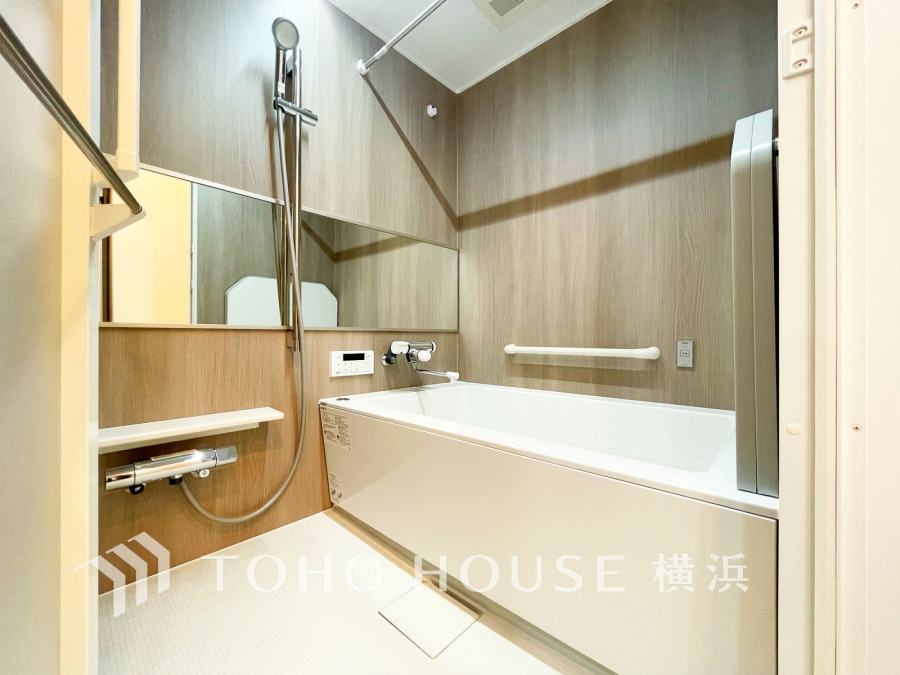 上質が感じられる質感とカラーリングで、清潔な空間美を実現。一日の疲れが癒される優雅なバスタイムを堪能できるゆとりあるバスルームです。