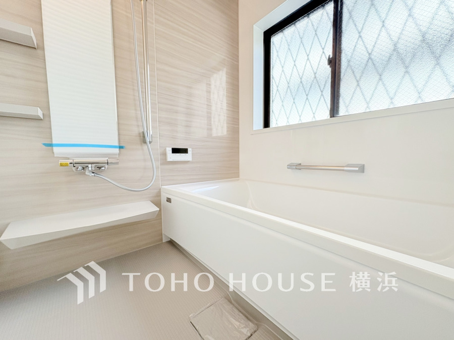 上質が感じられるカラーリングで、清潔な空間美を実現。一日の疲れが癒される優雅なバスタイムを堪能できるゆとりあるバスルームです。