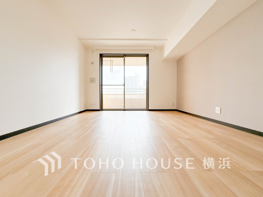 南東向きの大きな窓からたっぷりと光が入る明るいLDK。落ち着いた雰囲気に包まれた空間です。
