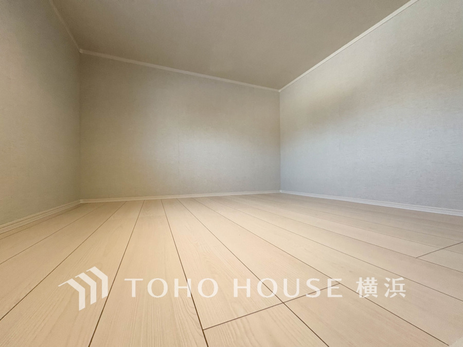 普段は収納できる可動はしごを上ると、屋根裏の有効スペースの開けた空間ができます。収納にするもよし、自分だけのプライベートスペースにするもよし。あると嬉しい大空間です。