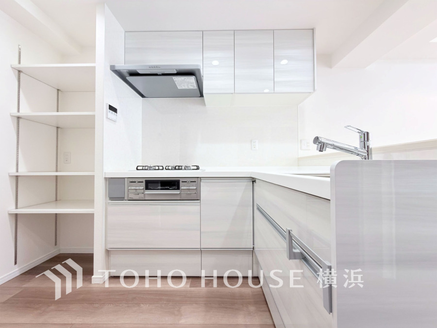 広く取られた対面キッチンは、リビングで寛ぐご家族やゲストと会話をしながらお料理が出来ます。Ｌ字型キッチンなので、家事がしやすく無駄のない動線がうれしい空間。