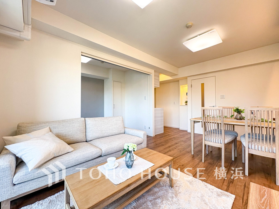 光と風が溢れる開放的なリビングダイニングには自然と家族みんなが集まってきます。明るく穏やかな空気の中で飲んだり、食べたり、笑ったり。