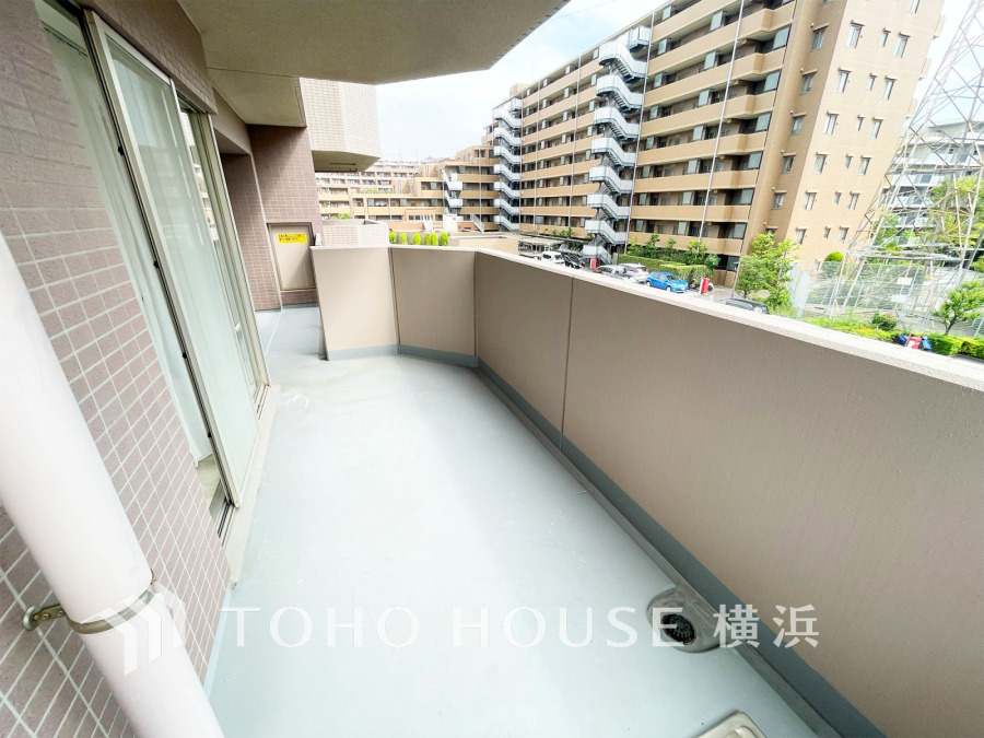 暮らしの中で光と風を演出してくれるバルコニー、見事なまでの開放的な空間を演出しながら、プライベート性も確保された空間は我が家の自慢。