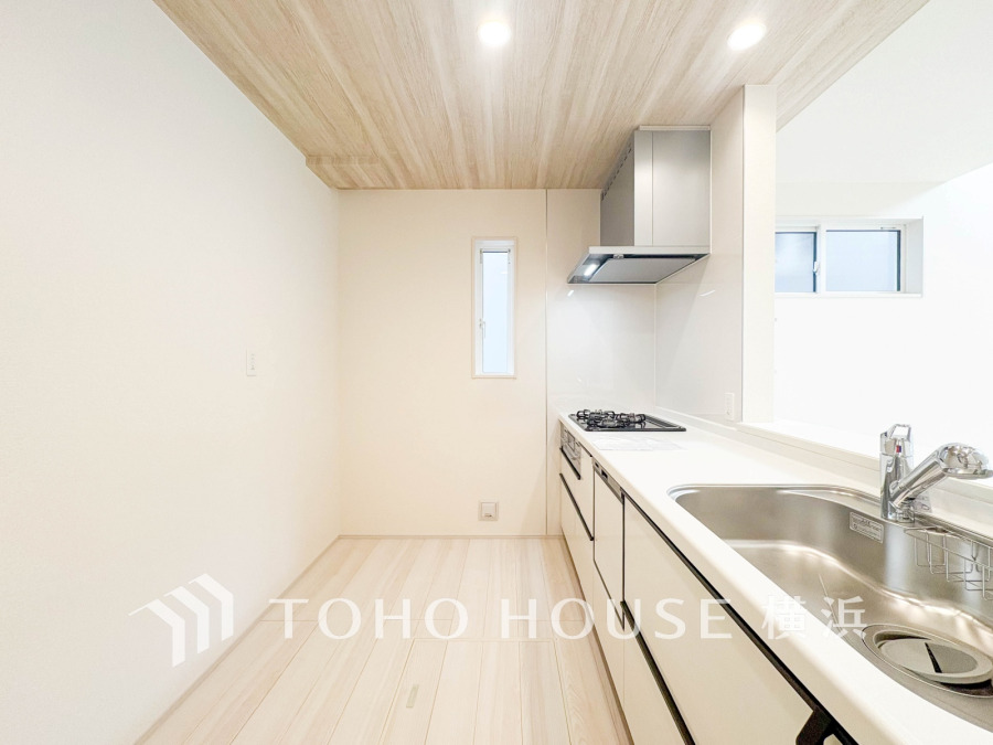 使い勝手の良い設備のキッチンで効率よくお料理もできます。食する料理に家族が舌鼓を打ち自然と笑いが絶えない空気感がそこに広がります。自慢の腕をふるってください。