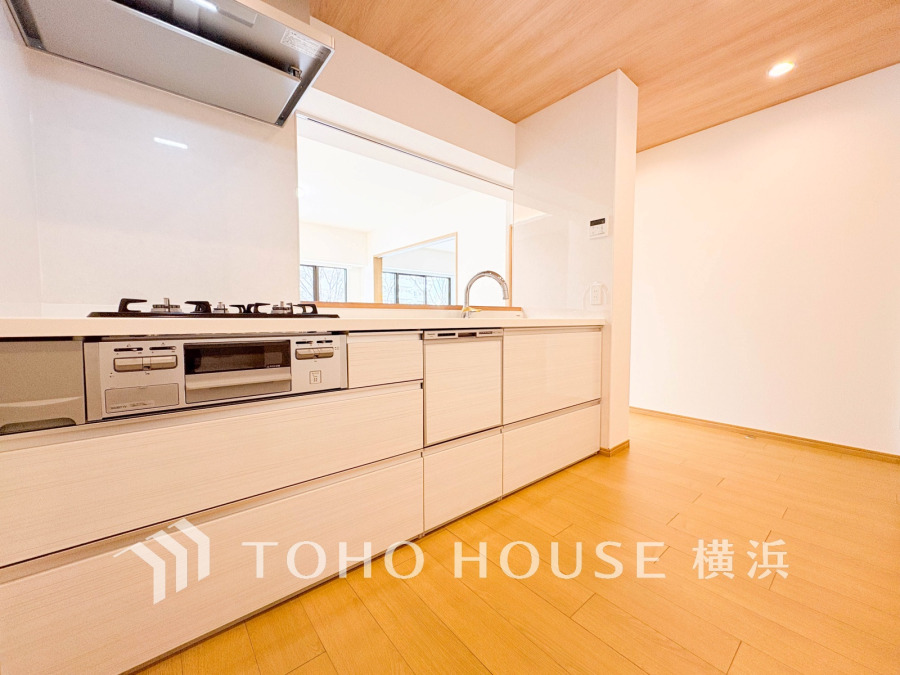 新規交換されたキッチンは、食洗機・浄水器付き。開放的な対面キッチンは、リビングで寛ぐご家族と会話をしながらお料理が出来ます。