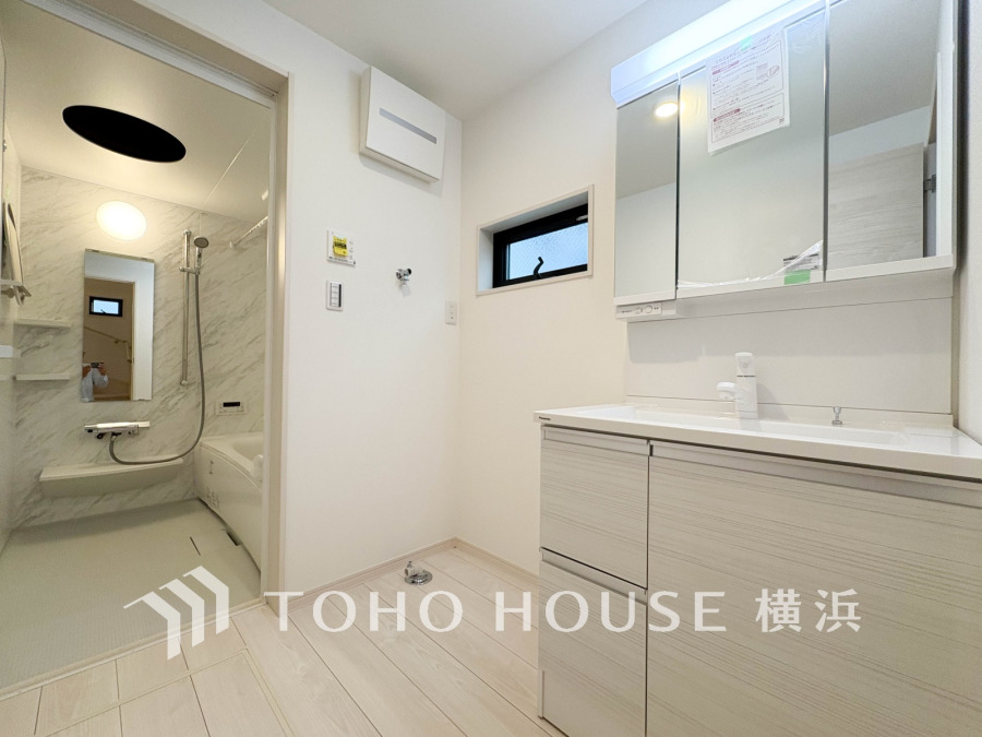 十分な大きさの洗面台は、身だしなみチェックや歯磨きなど、朝の慌ただしい時間でも余裕とゆとりを感じて頂けます。
