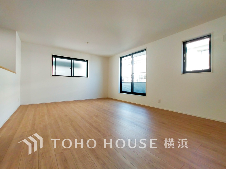 三面に窓を設け、自然光がたっぷり入る明るく開放的なリビング空間です。シンプルで使いやすい設計。