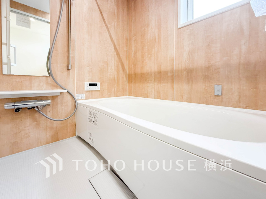 心地よいリラックスを叶える清潔感溢れる美しい空間。快適で機能的なバスルームです。
