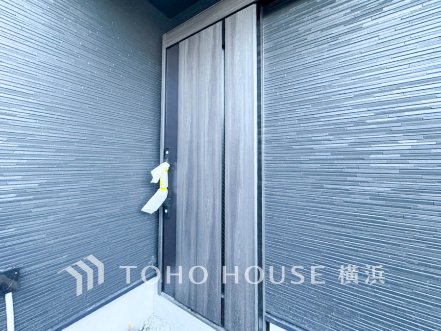 上質感漂う玄関。居住者の帰り、訪れる方を優しく迎える・安らぎに満ちた生活空間を予感させる。健やかな暮らしを楽しめそう