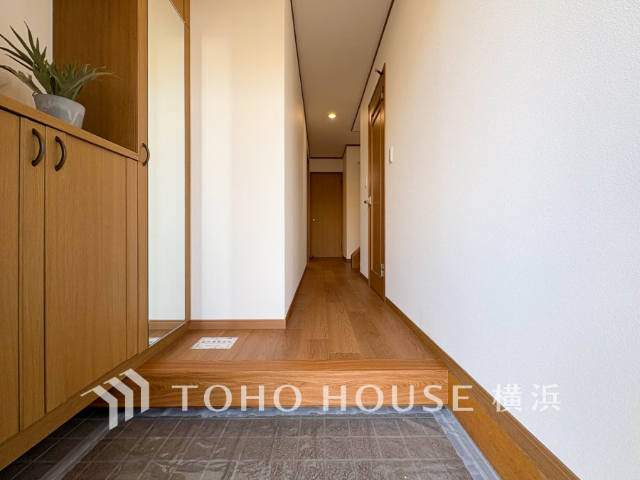 上質感漂う玄関と廊下。居住者の帰り、訪れる方を優しく迎える・安らぎに満ちた生活空間を予感させる。健やかな暮らしを楽しめそう