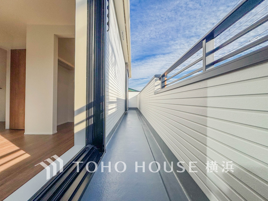 【2025年12月撮影】気持ちのいい空が見渡せる広いバルコニー。爽やかな風を感じて、心躍る素敵な暮らしがはじまります。