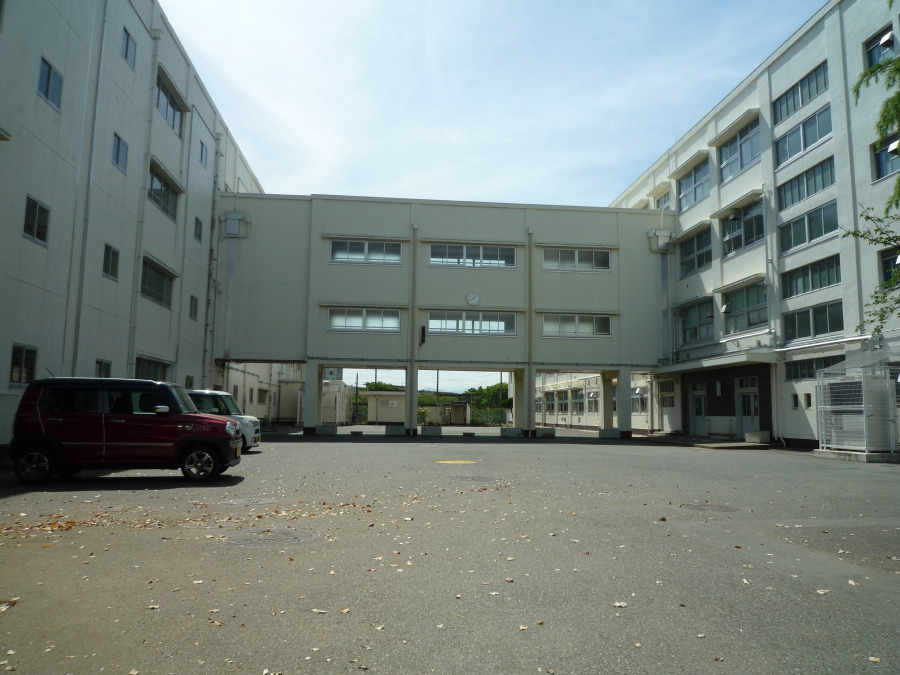 横浜市立左近山中学校　約650ｍ