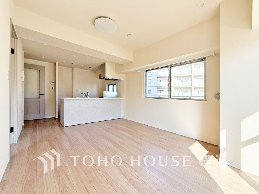 陽光が差し込む明るいリビング。角部屋につき２面採光です。