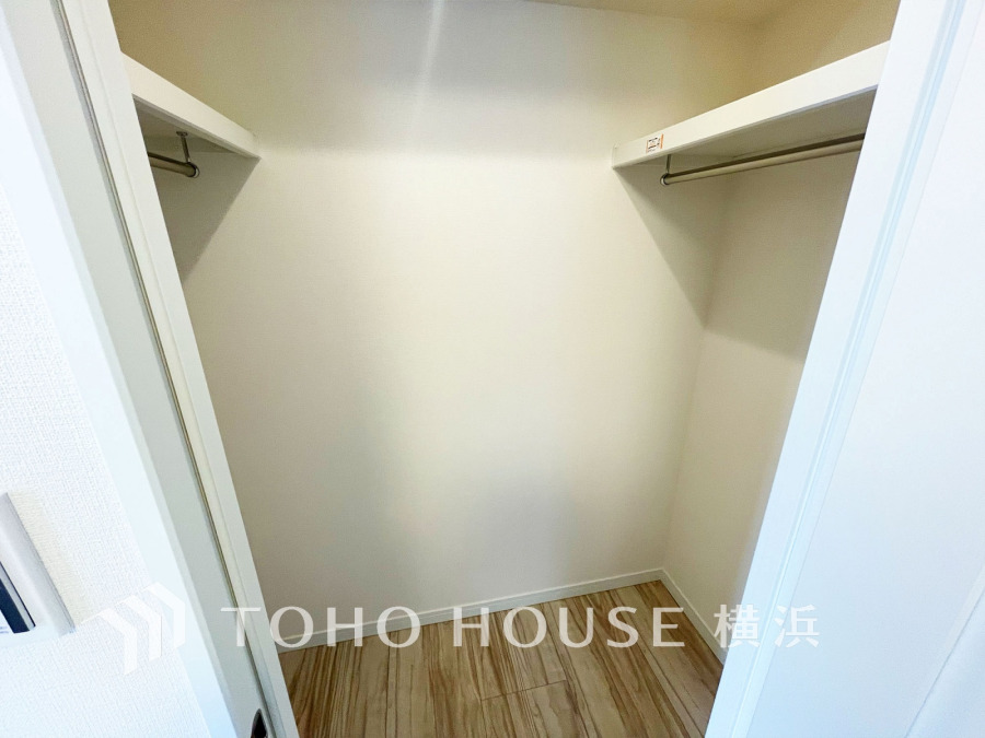 ウォークインクローゼット（＝WIC）は家族みんなの衣類が収納できるよう広めに設計。見やすく取り出しやすい、機能的で使い勝手のよい収納スペースです。